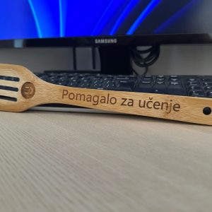 Drveni kuhinjski pribor s gravurom