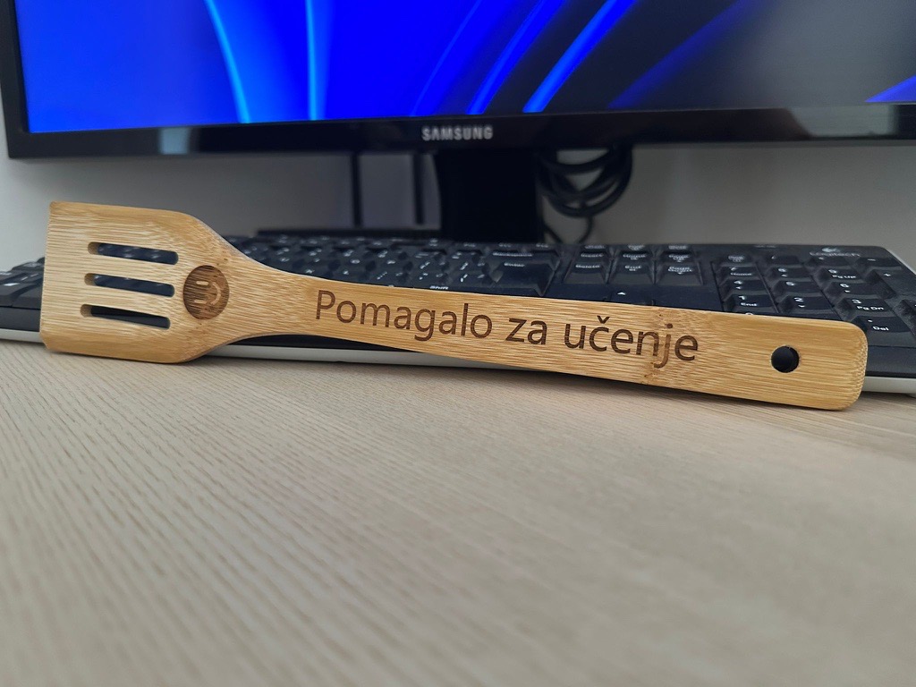 Drveni kuhinjski pribor s gravurom